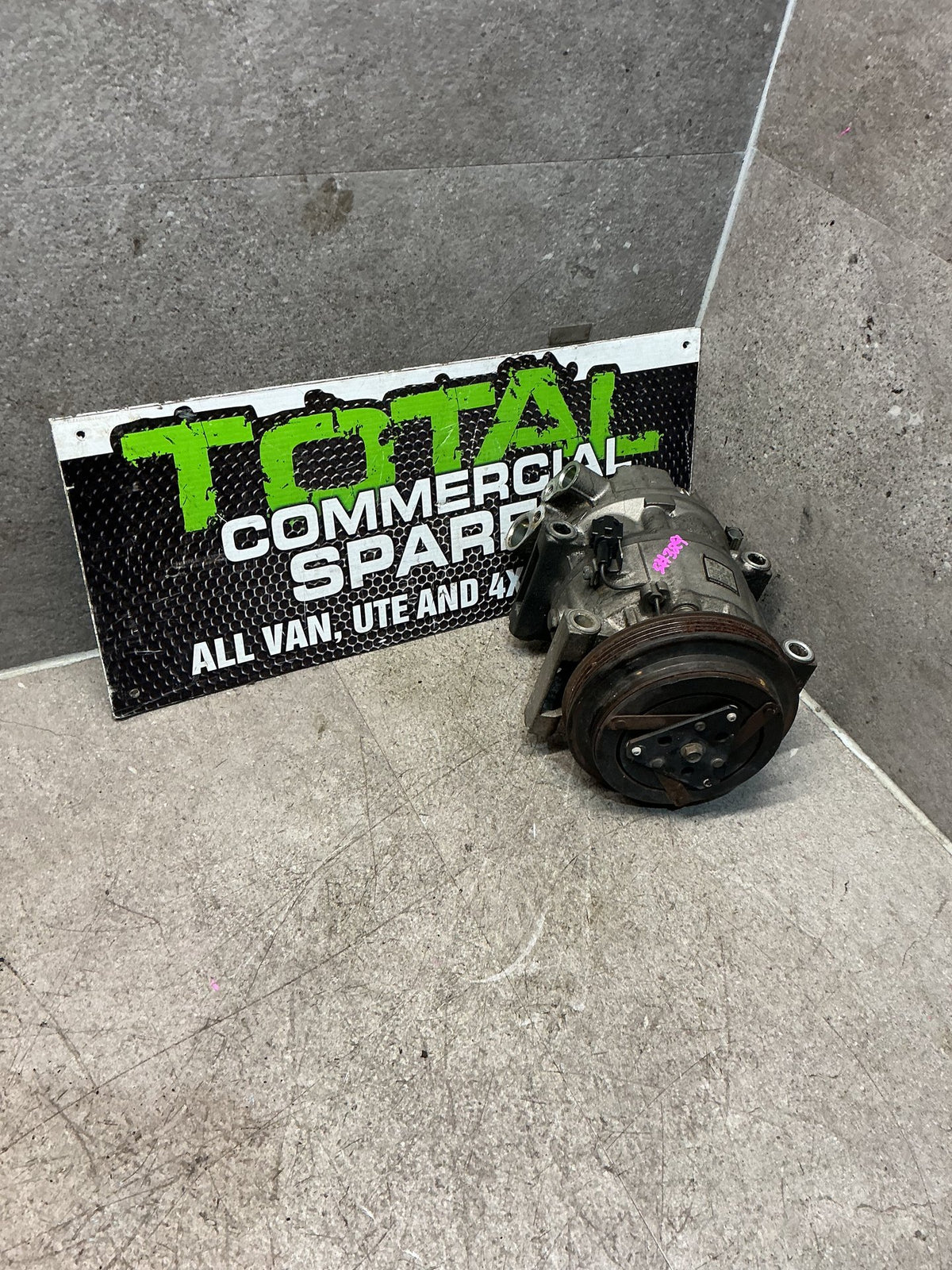 2005 Nissan Elgrand ME51- A/C Compressor- (TAG16776)