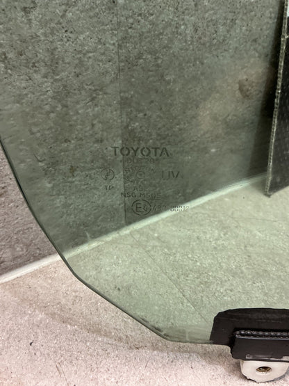 2004 Toyota Estima ACR30 - Right Front Door Glass - (TAG15888)