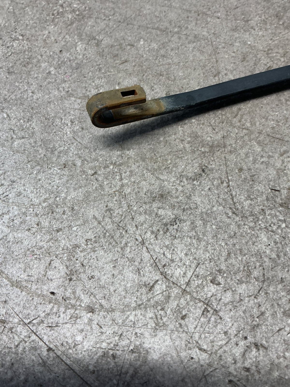 2005-2006 Toyota Hilux VII N20- Right Front Wiper Arm- (TAG13723)