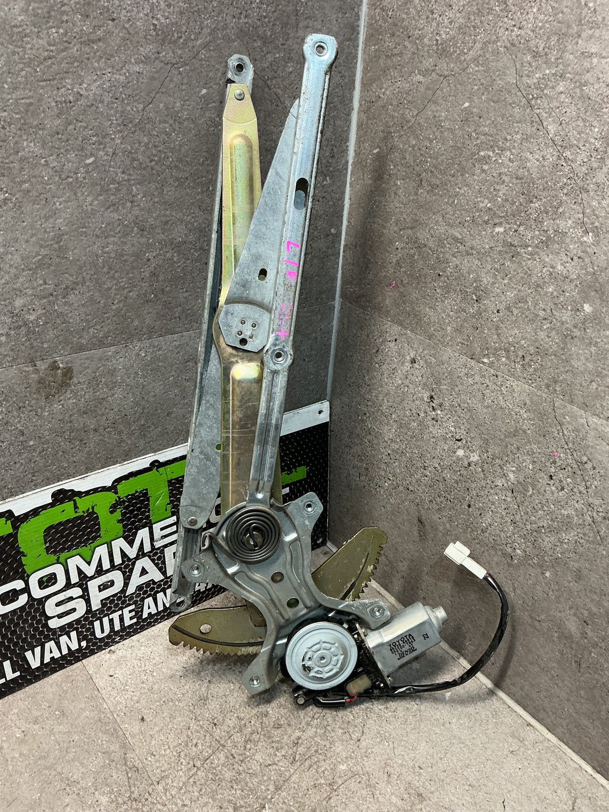2004 Toyota Estima ACR30 - Left Front Window Regulator/Motor - (TAG16140)