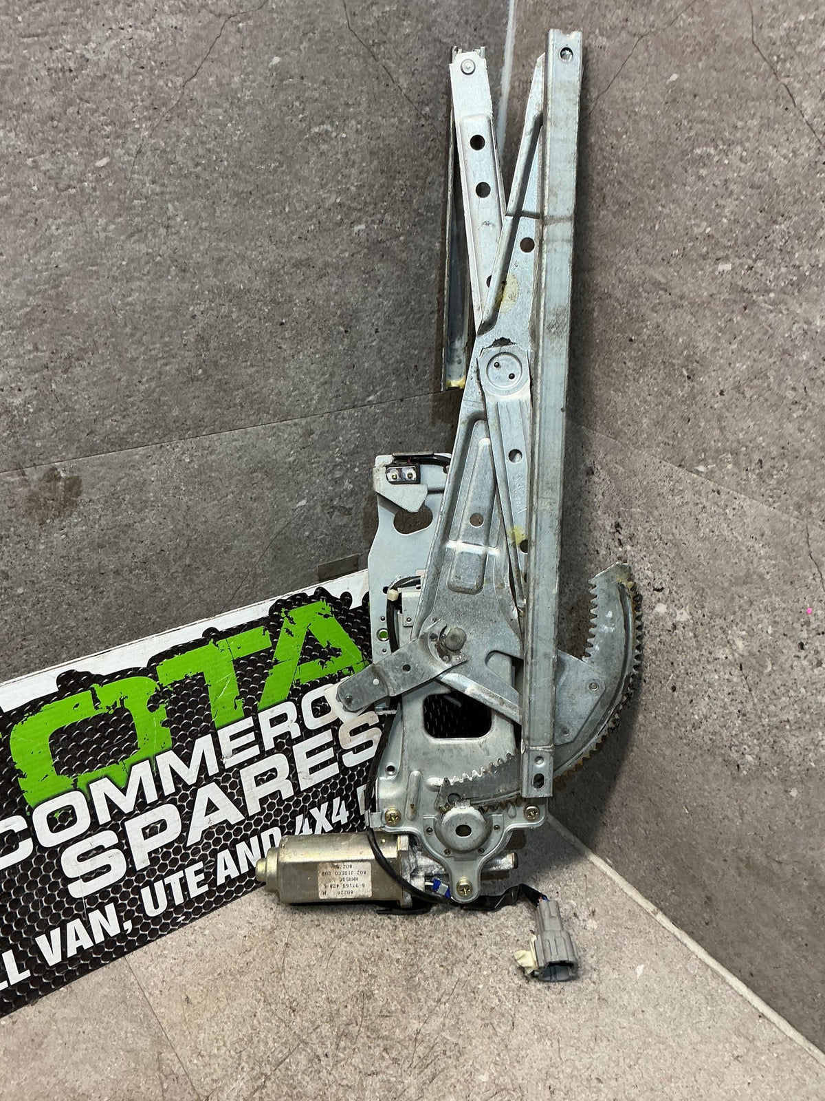 1995 Isuzu Bighorn UBS69GW- Right Front Window Regulator/Motor- (TAG16385)