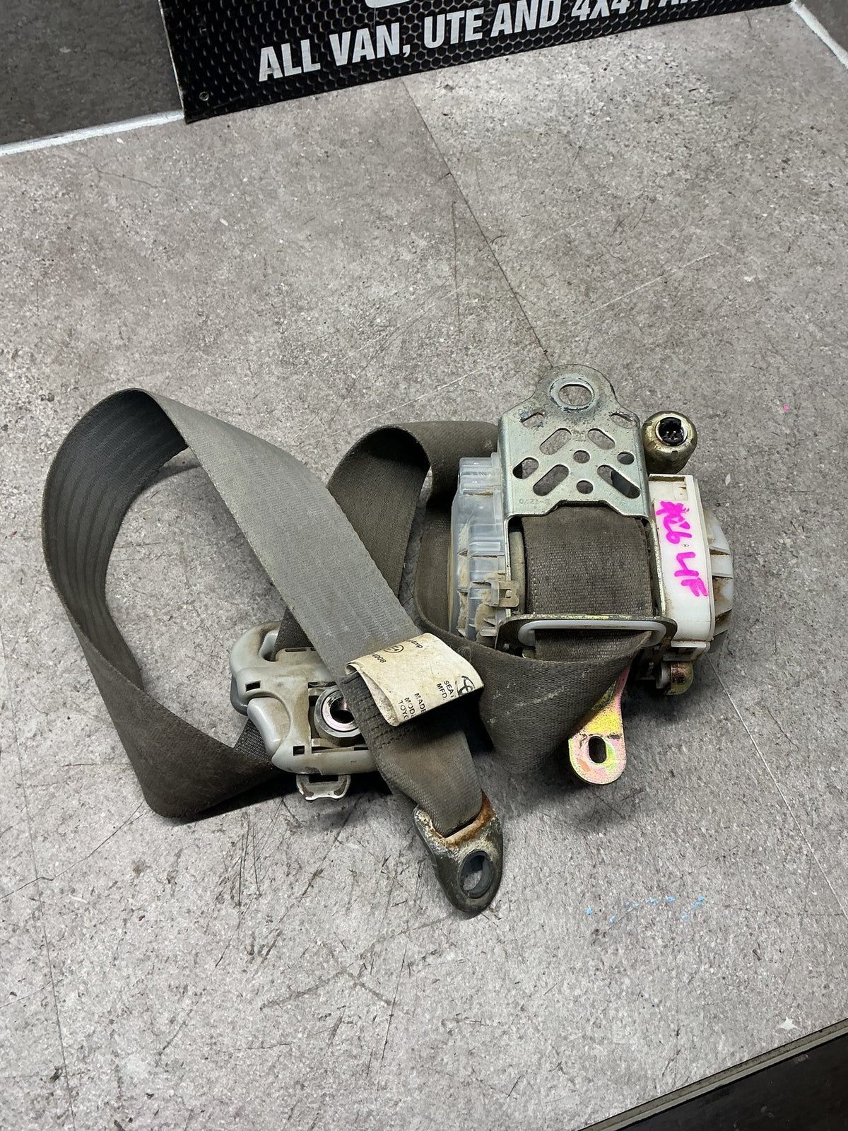 2005-2006 Toyota Hilux VII N20- Left Front Seat Belt- (TAG13700)