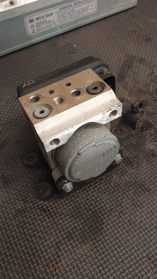 2005-2006 Toyota Hilux KUN16- ABS Pump/Modulator- (TAG1038) PN: 4451071010