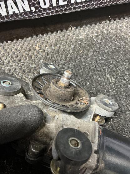 2002 Mitsubishi Pajero- Front Wiper Motor- (TAG9757)