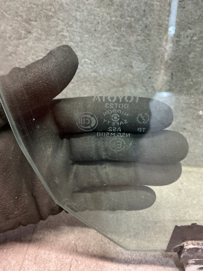2004 Toyota Estima ACR30 - Right Front Door Glass - (TAG19047)