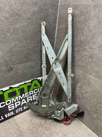 2004 Toyota Estima ACR30 - Right Front Window Regulator/Motor - (TAG16139)