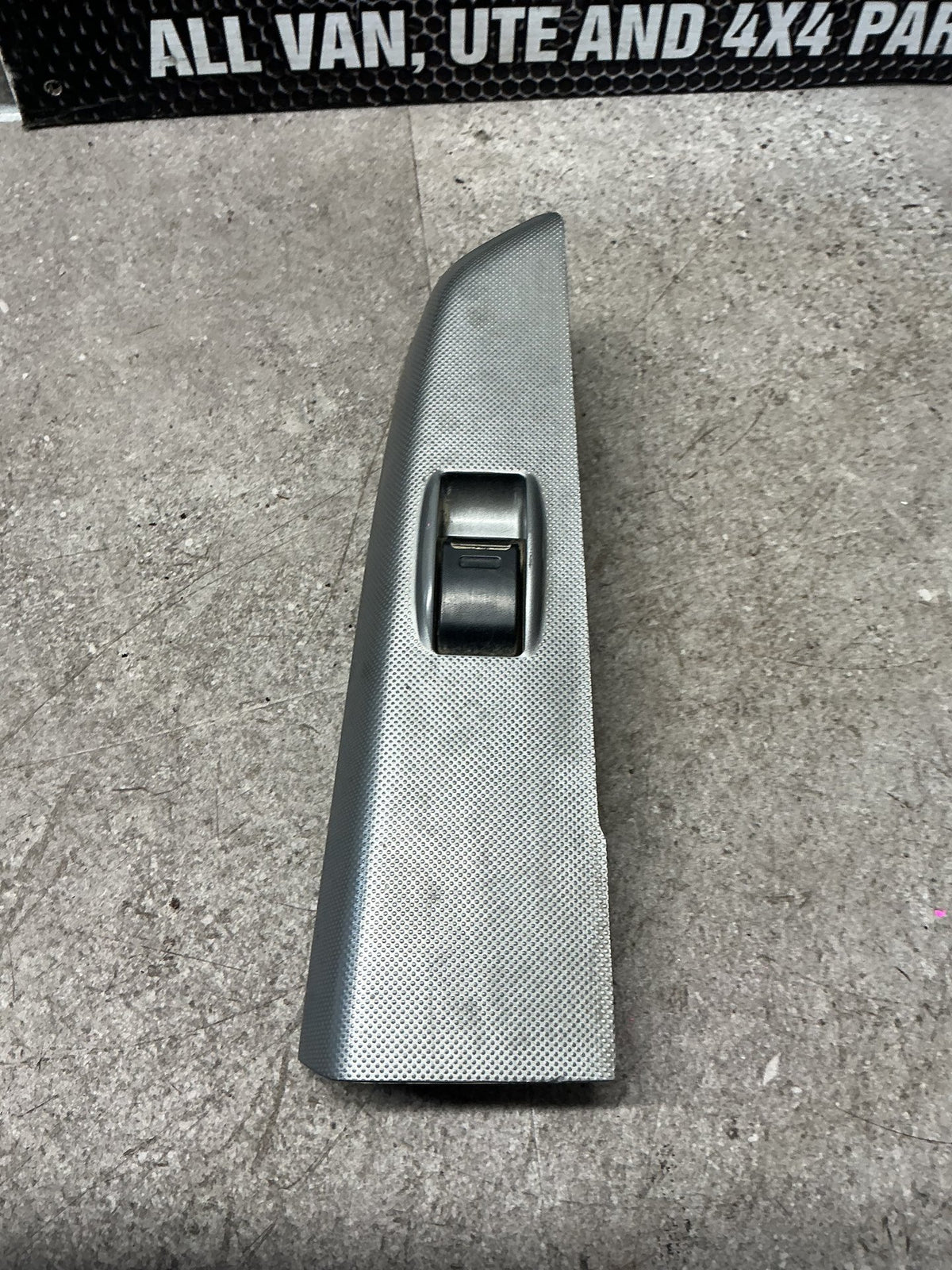 2005-2006 Toyota Hilux VII N20- Right Rear Window Switch- (TAG13718)