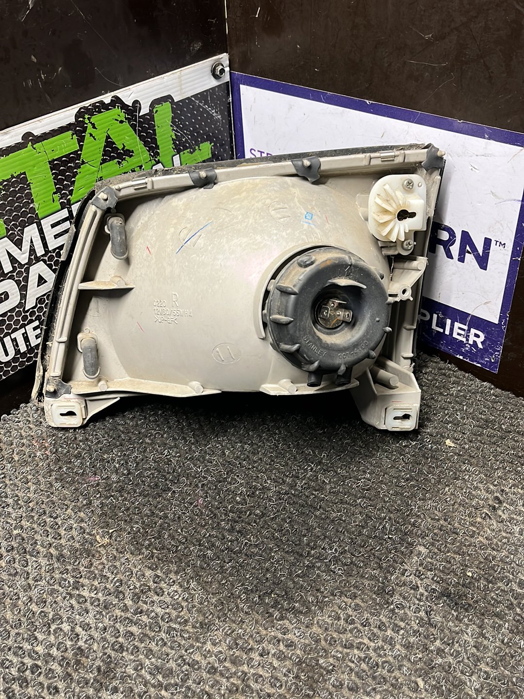 2000 Mazda Bongo Van SK- Right Headlight- (TAG9192)