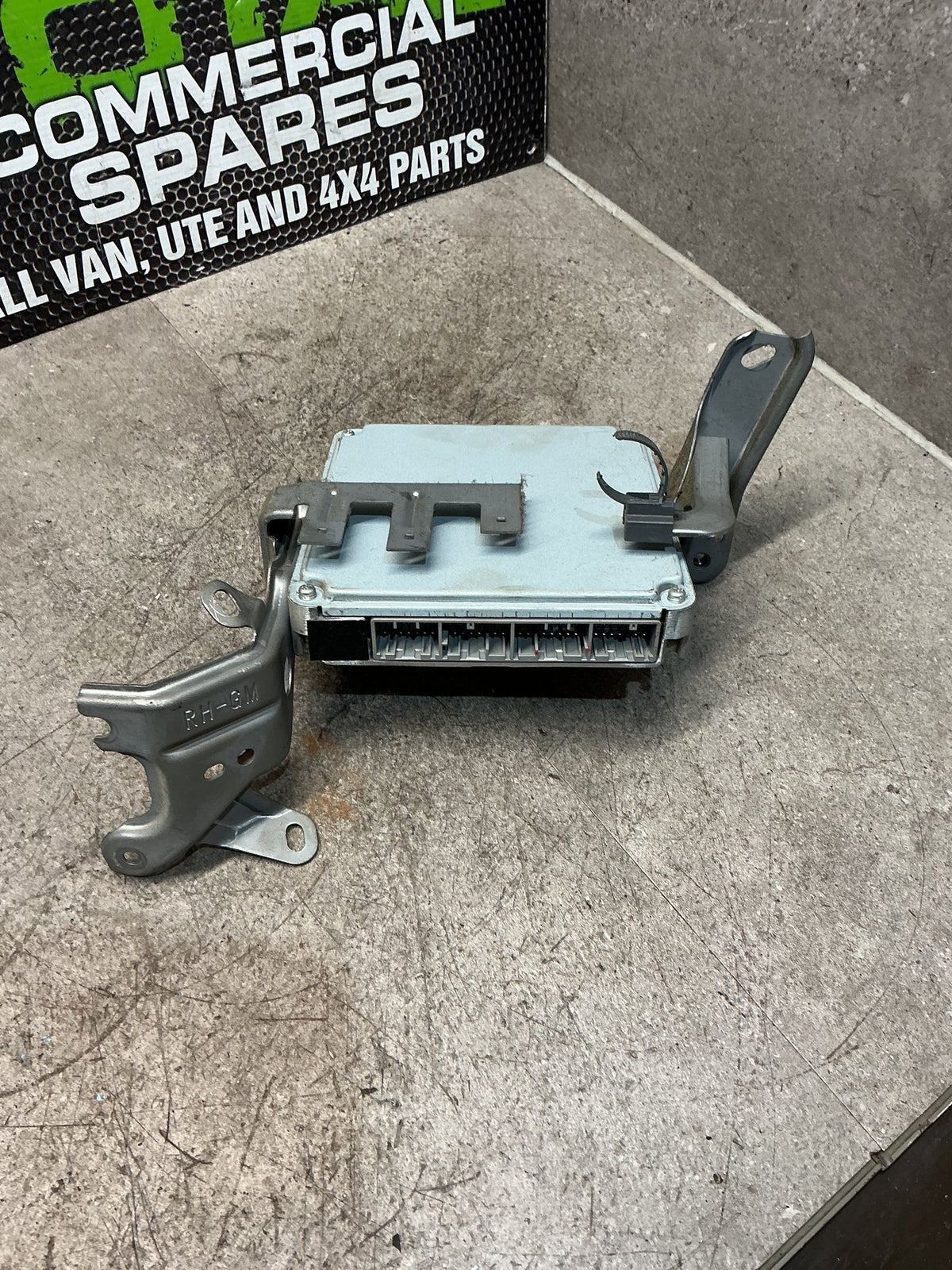 2006 Toyota Hilux- ECU- (TAG15581) PN: 89661-0K220