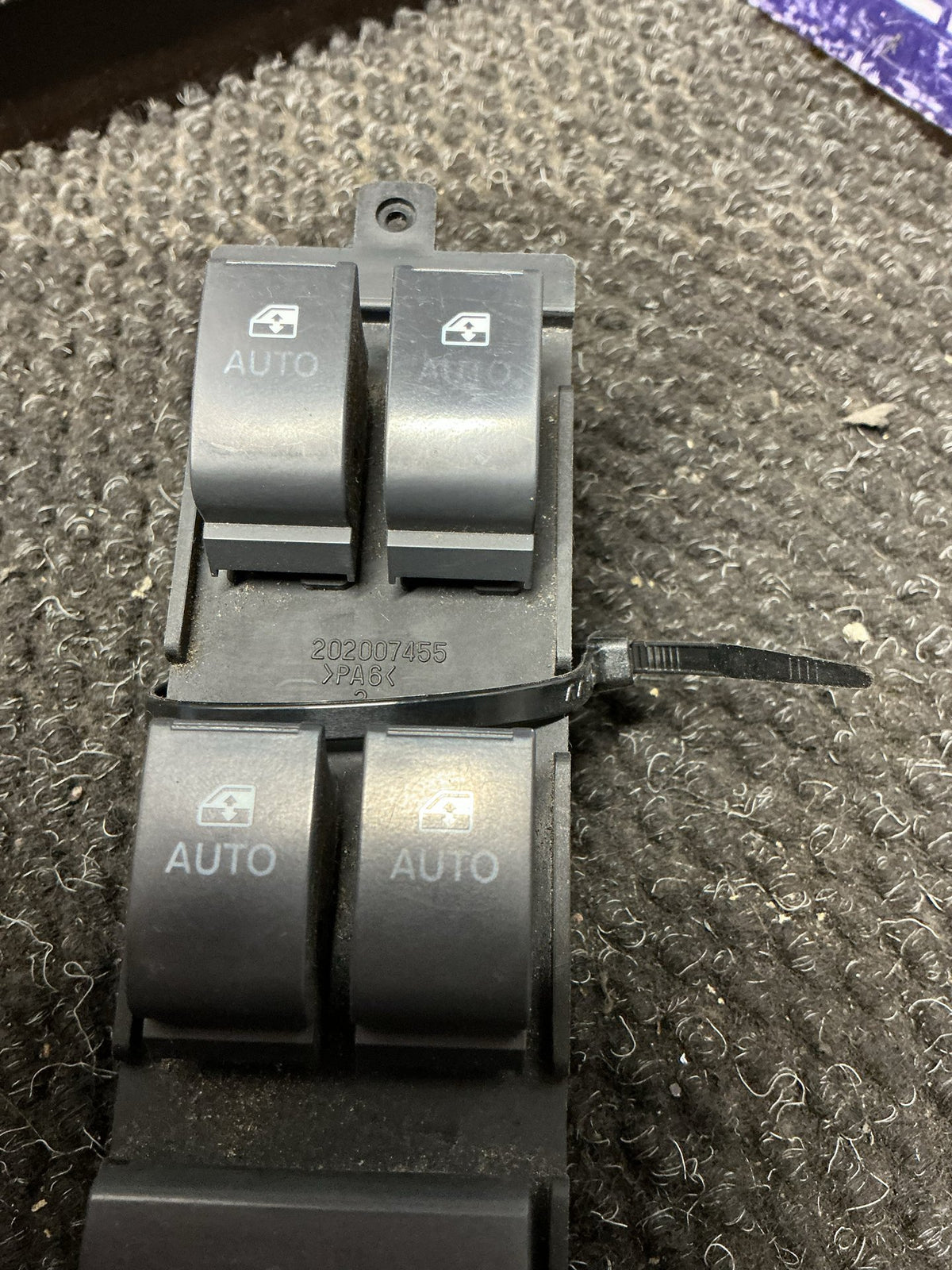2011 Holden Captiva 5 9W070- Master Power Window Switch- (TAG9918)