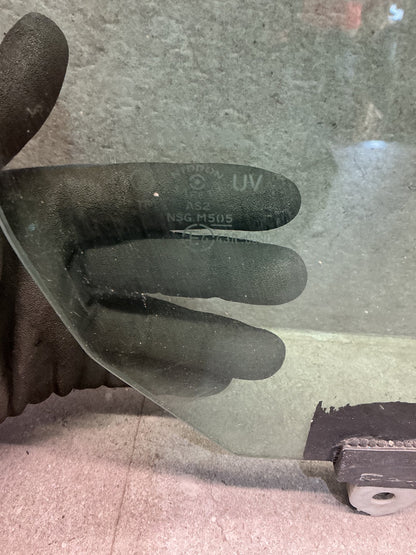 2006 Toyota Estima MCR30 - Right Front Door Glass - (TAG19050)