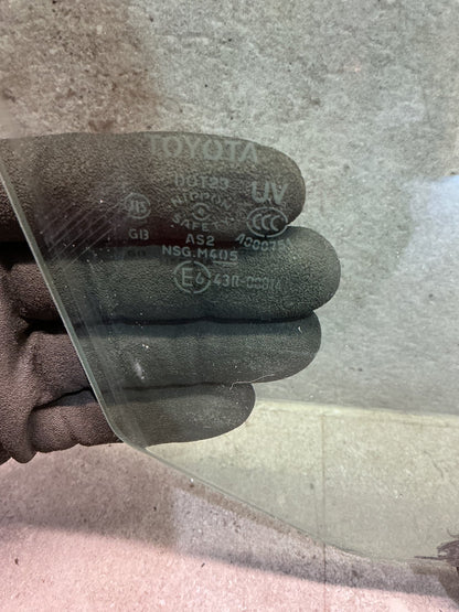 2004 Toyota Estima ACR30 - Right Front Door Glass - (TAG19051)