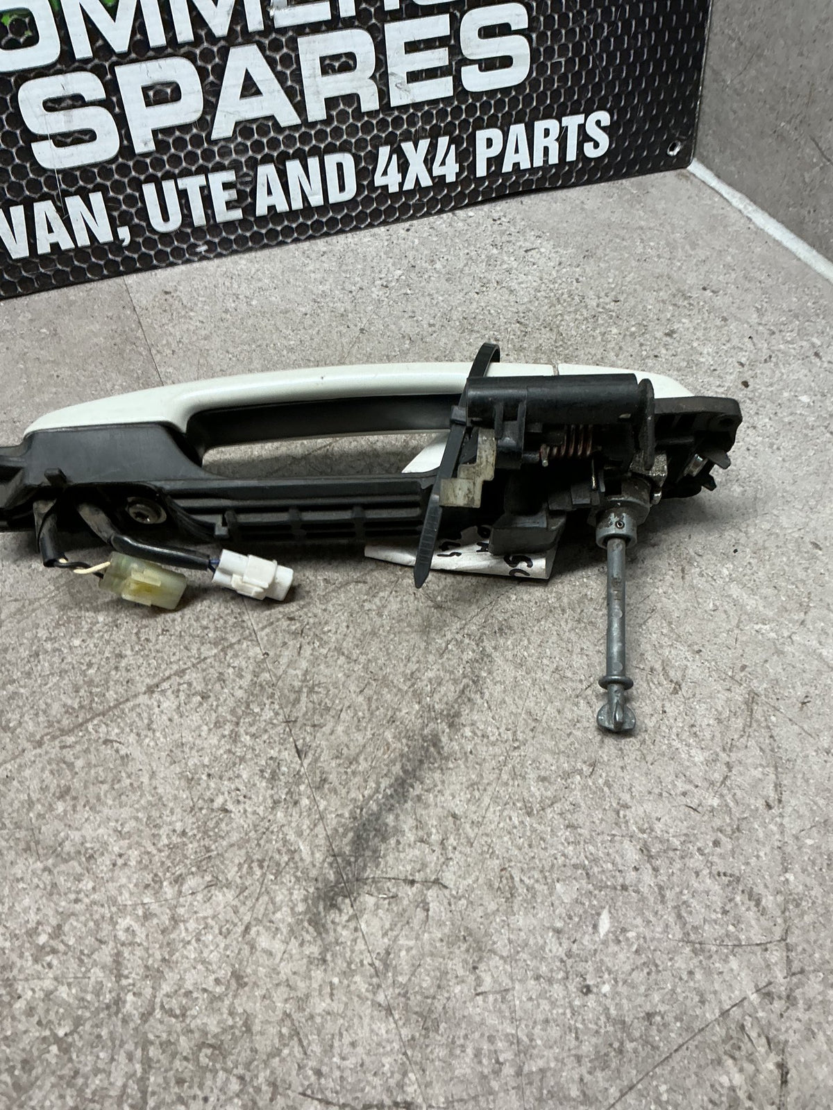 2006 Suzuki Escudo 7W082- Right Front Door Exterior Handle- (TAG14754)