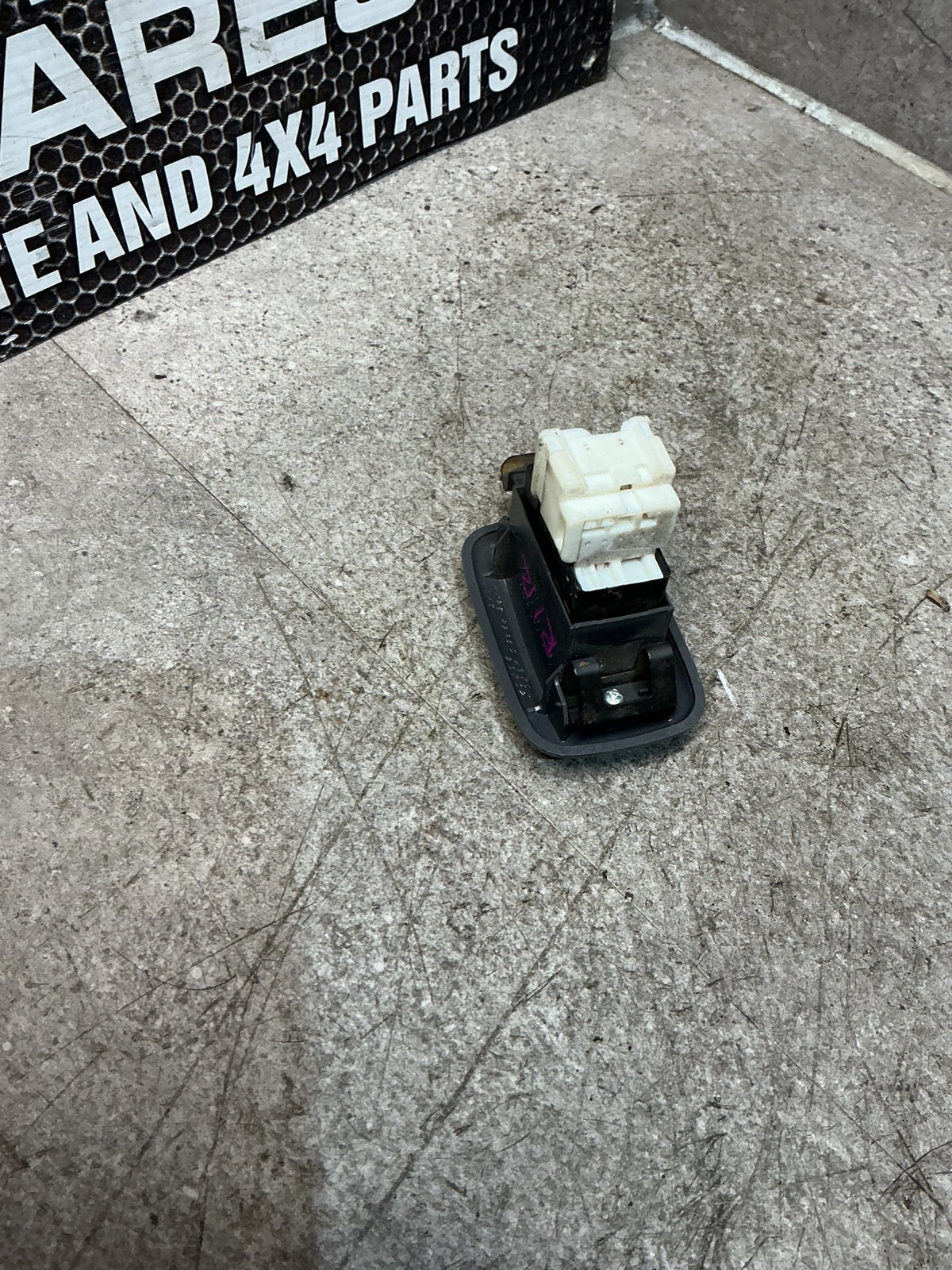 2011 Nissan Navara- Right Rear Window Switch- (TAG16034)