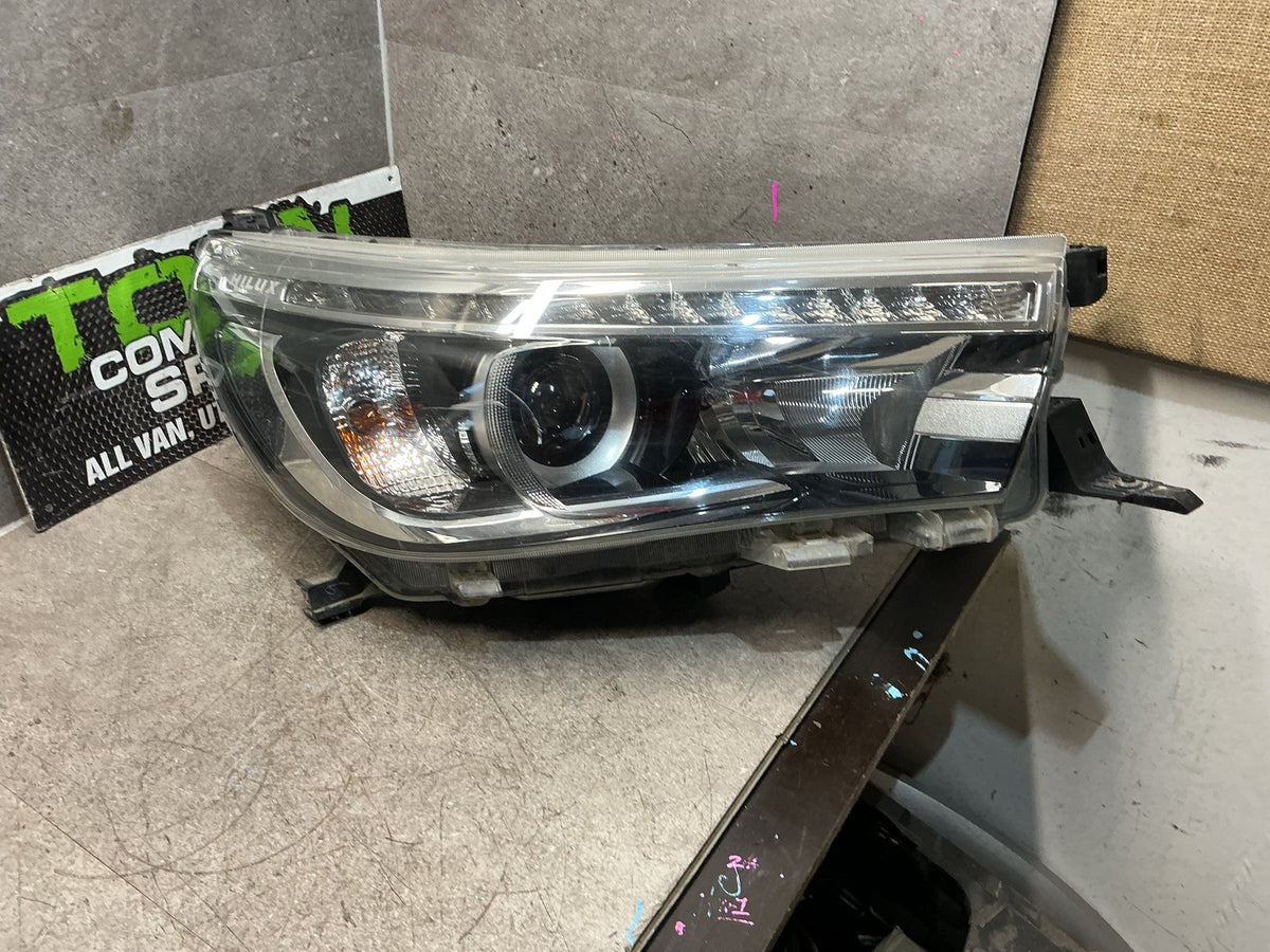 2017 Toyota Hilux SR5- Right Headlight- (TAG16444)