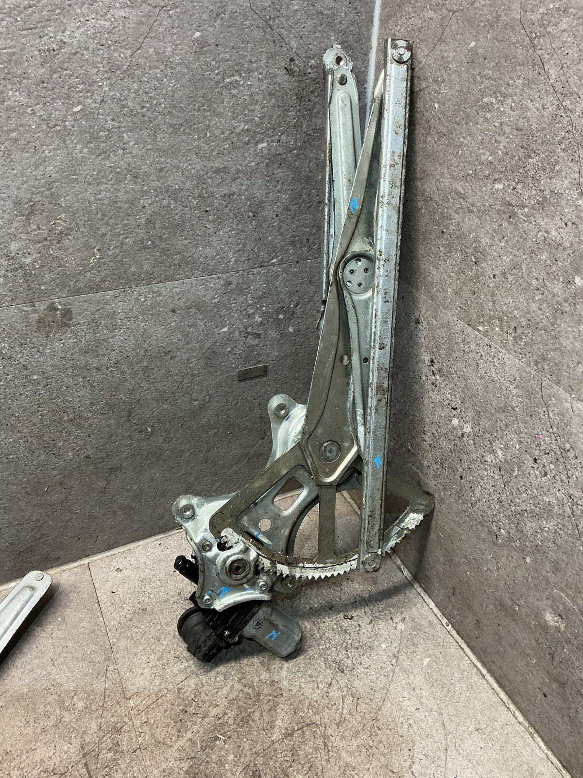 2014 Toyota Hilux KUN - Right Front Window Regulator/Motor - (TAG18263)