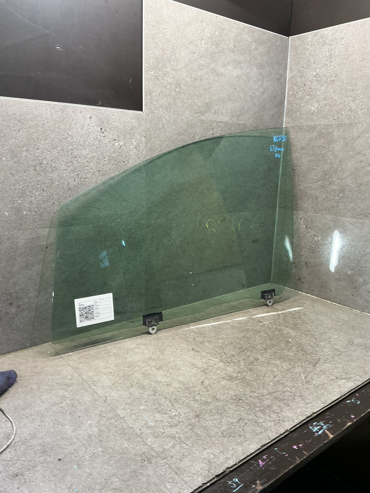 2004 Toyota Estima MCR30 - Left Front Door Glass - (TAG19152)