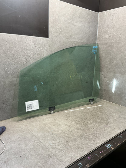 2004 Toyota Estima MCR30 - Left Front Door Glass - (TAG19152)