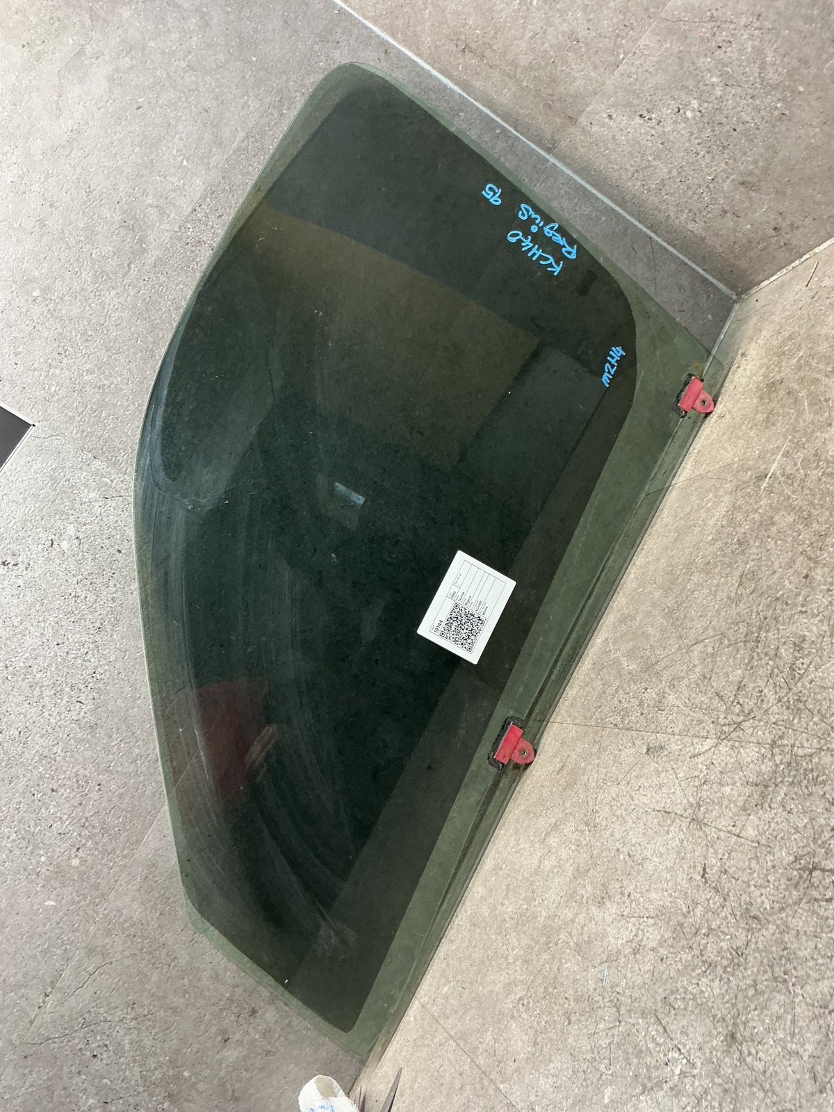 1995 Toyota Regius KCH40 - Left Front Door Glass - (TAG19144)